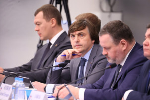 Сергей Кравцов сообщил, что в 2025 году запланированы капитальный ремонт и оснащение порядка 1 300 школьных зданий Сергей Кравцов сообщил, что в 2025 году запланированы капитальный ремонт и оснащение порядка 1 300 школьных зданий.